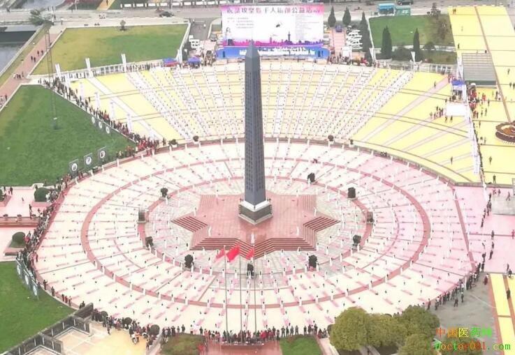 10月21日上午,六盘水脱贫攻坚暨千人瑜伽公益活动在人民广场举行