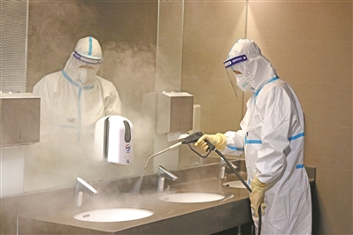 工作人员使用高温蒸汽消毒机进行消毒.
