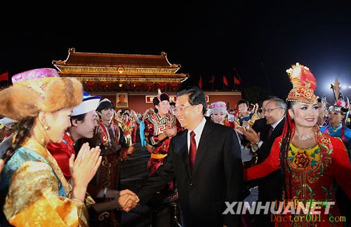 10月1日,首都各界庆祝中华人民共和国成立60周年联欢晚会在北京天安门广场举行。这是中共中央总书记、国家主席、中央军委主席胡锦涛走出天安门城楼,来到群众中间。新华社记者 兰红光 摄