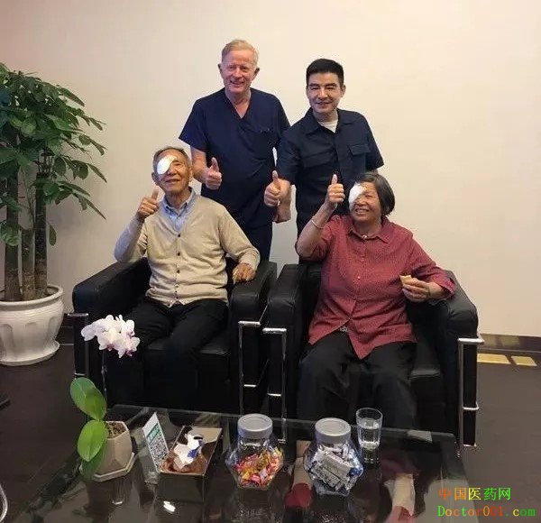 陈光标与双亲徳视佳眼科为公益站台 陈光标与双亲徳视佳眼科为公益站台