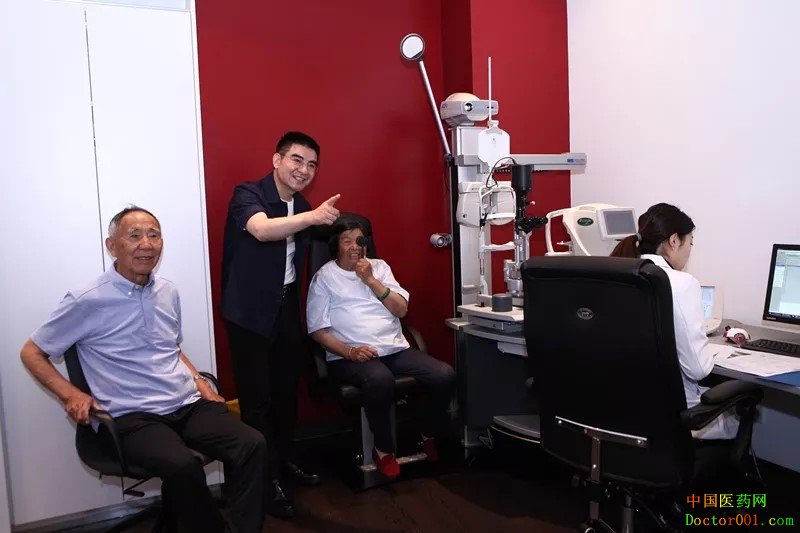 陈光标双亲徳视佳眼科治疗老花眼 陈光标双亲徳视佳眼科治疗老花眼