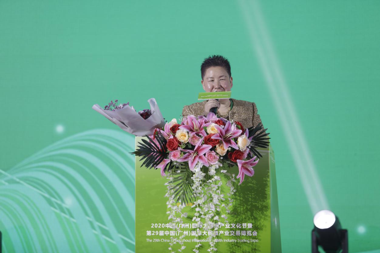 小小世界集团主席万玉华在大会上做开幕发言